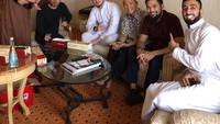 Ini adalah momen seru ketika Fatih mampir ke Jakarta selama 2 minggu. Bersama dengan Felix Siauw, Teuku Wisnu hingga Muhammad Alvin Faiz. Sambil bersilaturahmi, mereka pun ditemani dengan sekotak cake yang enak. Foto: Instagram @therealfatih
