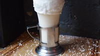 Kalau ini kreasi Crazy Shake yang dibuat oleh restoran Black Tap di New York. Crazy Shake dibentuk mirip seperti Lemon Elderflower Cake dari Royal Wedding, Pangeran Harry dan Meghan Markle. Foto: Instagram