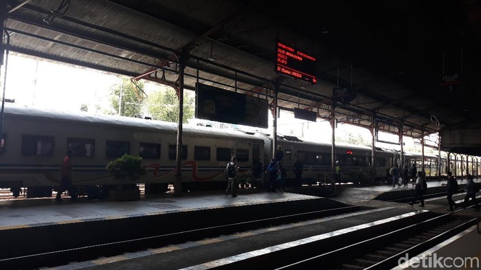 2 KA Terlambat 4 Jam Masuk Madiun