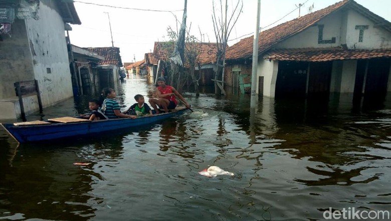 Gelombang Tinggi, Ribuan Rumah di Pekalongan Terendam Rob Gelombang Tinggi, Ribuan Rumah di Pekalongan Terendam Rob