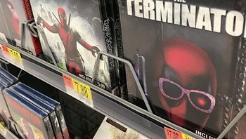 Dirangkum dari situs Boredpanda, seorang netizen membagikan potret bagian kaset-kaset film terkenal di toko Walmart. (Foto: Boredpanda)
