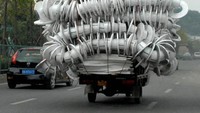 Sebuah becak motor melintas di Guiyang.