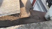 Selain terputus, kondisi JPO ini tampak tidak terawat.