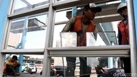 Pekerja melepaskan material untuk dilakukan pembongkaran.