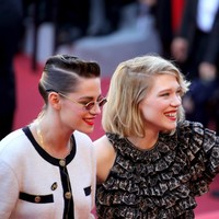 Ia menyempuranakan gayanya, hair-do retro plus kacamata berbingkai elips yang semakin mempertegas penampilan old-Hollywood sang aktris. (Foto: Getty Images)