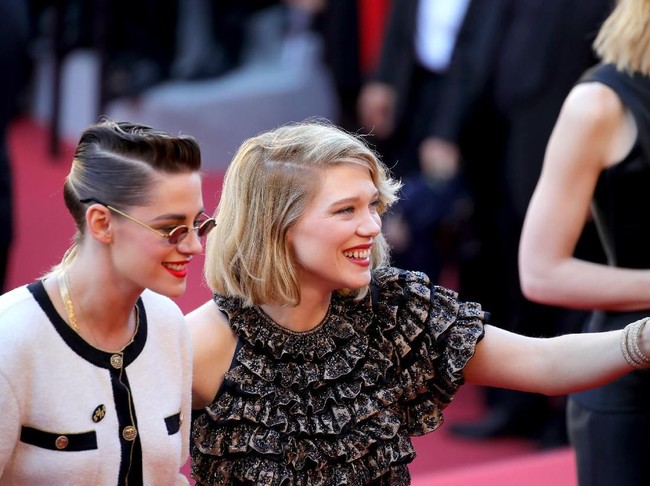 Ia menyempuranakan gayanya, hair-do retro plus kacamata berbingkai elips yang semakin mempertegas penampilan old-Hollywood sang aktris. (Foto: Getty Images)