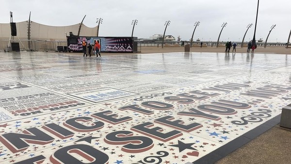 Tulisan ini dibuat dari granit yang ditempelkan dengan beton. Bahan-bahan untuk mengecat tulisan ini pun didatangkan dari seluruh dunia. (mick147/Instagram) Tulisan ini dibuat dari granit yang ditempelkan dengan beton. Bahan-bahan untuk mengecat tulisan ini pun didatangkan dari seluruh dunia. (mick147/Instagram)