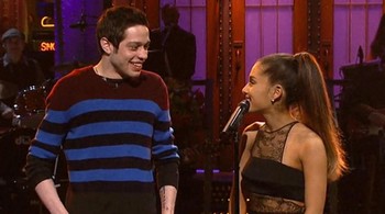 Pete Davidson. Aktor sekaligus komedian yang juga merupakan kekasih Ariana Grande ini baru saja mengumumkan bahwa ia tidak lagi menggunakan Instagram pada Juli 2018. Dia menghapus semua postingan dan mengumumkan kepergiannya di Instagram melalui Instastory. Baginya, internet merupakan tempat yang kejam. Foto: dok. NBC