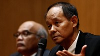 Saat Shukri terbang ke AS untuk membahas penyelidikan 1MDB dengan otoritas AS, dia dikuntit seorang agen Malaysia hingga dia mendapat pengawalan dari Kepolisian New York atau NYPD. Tak hanya itu, anak buah Shukri di MACC ditahan dan dua orang antaranya dimutasi atas tuduhan konspirasi melengserkan pemerintah. Pada momen ini, Shukri tak kuasa menahan air mata di depan media. Foto: REUTERS/Lai Seng Sin