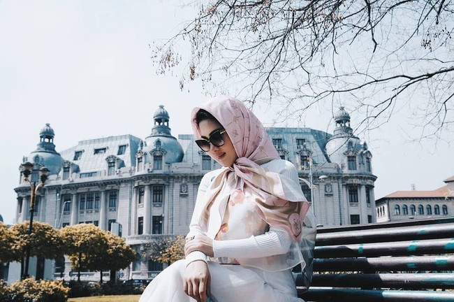 Syahrini beberapakali mengunggah foto dirinya memakai scarf terbarunya ini. Dia melakukan pemotretan memakai scarf tersebut saat berada di Rumania. Foto: Instagram/Fatimah Syahrini