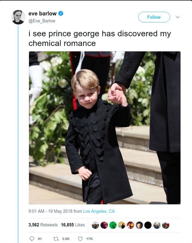 Pangeran George memakai seragam hitam yang mirip ayah dan pamannya. Melihat gaya si pangeran kecil, netizen malah jadi teringat band emo My Chemical Romance. Foto: Dok. Twitter