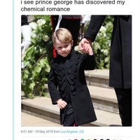 Pangeran George memakai seragam hitam yang mirip ayah dan pamannya. Melihat gaya si pangeran kecil, netizen malah jadi teringat band emo My Chemical Romance. Foto: Dok. Twitter