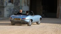 Tanpa pengawalan, Harry mengemudikan mobil listrik berwarna biru itu sendirian keluar dari Windsor Castle ke acara resepsi dekat dengan Frogmore House. WPA Pool/Getty Images.