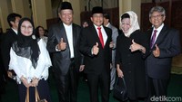 Indra Iskandar foto bersama dengan mantan Sekjen DPR.