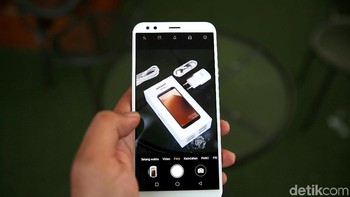 Handset ini layarnya seluas 5,7 inch resolusi 1.440 x 720 pixel. Bagian sisinya berdesain kaca 2,5D. Foto: Muhammad Ridho