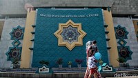 Arsitekturnya kaya akan nuansa Betawi yang identik dengan nuansa Islam dan memiliki menara tinggi 114 meter yang mengandung arti jumlah surat dalam Alquran.