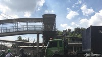JPO yang menghubungkan wilayah Grogol-Cengkareng ini terputus pada pertengahan Juli 2017 lalu akibat ditabrak truk. Jembatan ini hanya bisa digunakan warga sebagian sisinya untuk menaiki bus TransJakarta.
