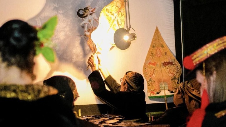 Pertama Kali Wayang Kulit Tampil di Gedung Teater dan Sekolah Rusia Pertama Kali Wayang Kulit Tampil di Gedung Teater dan Sekolah Rusia