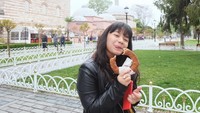 Masih foto liburan, di Hagia Sophia, Amel cicip simit dan es krim. Duh, beranjak dewasa, Amel makin cantik ya? Foto: Instagram amelcarla