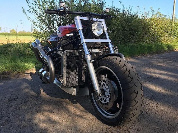 Tampang Sangar Motor Monster Bermesin Mobil V6