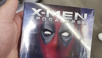 Ada 16 kaset judul Film yang dihiasi muka Deadpool. Dari X-men, Logan, Predator, Terminator dan masih banyak lagi. (Foto: Boredpanda)