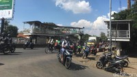  Salah seorang warga bernama Songo Raharjo, mengeluhkan kondisi ini. Dia berharap JPO ini segera diperbaiki karena perannya vital bagi masyarakat sekitar.