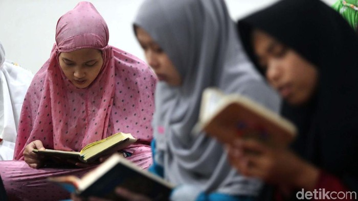 Sehari di Masjid An Nahl

Sejumlah umat muslim memadati masjid An Nahl yang terletak di BSD, Tanggerang, Banten, Kemarin. Masjid ini melaksanakan ibadah itikaf selama 30 hari selama bulan ramadan dengan cuma-cuma. Grandyos Zafna/detikcom

Breakin
