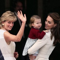 Akun Instagram  loyal__royals  mengedit foto seolah Putri Diana masih hidup dan berpose bersama cucunya Putri Charlotte yang digendong Kate Middleton. Foto: Instagram loyal__royals