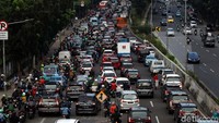 Ribuan kendaraan mengular.
