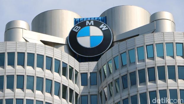 Logo BMW di atas tower 4 Silinder