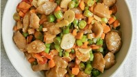 Nah, kalau punya bakso, wortel, dan buncis di rumah, bisa buat tumis sayur ini. Warnanya sangat menggugah selera makan saat sahur. Foto: Instagram dapur_mbaknung