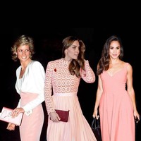 Pink Party, beginilah seandainya Putri Diana berpose bersama kedua menantunya Kate Middleton dan Meghan Markle dengan busana berwarna senada, pink. Foto: Instagram loyal__royals