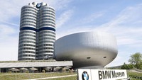 Di depan gedung 4 silinder ada museum BMW yang menyimpan koleksi berharga BMW.