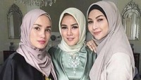 Namun pada jejaring instagram pribadinya, Ussy tetap tampil seperti sebelumnya. (Dok. Instagram/ussypratama)