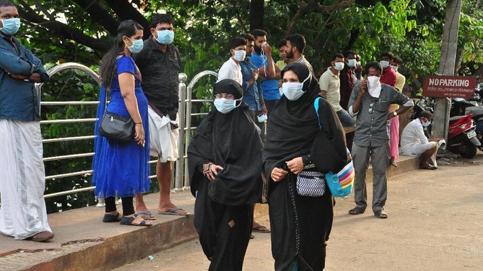 Warga India Pakai Masker di Tengah Wabah Virus Langka Perusak Otak (Foto: REUTERS/Stringer) Warga India Pakai Masker di Tengah Wabah Virus Langka Perusak Otak (Foto: REUTERS/Stringer)