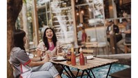 Bersantai di sore hari sambil mengunjungi kopi kekinian, Feni memilih jus buah dan makanan ringan untuk ngobrol sore bersama teman. Foto: Instagram @fenirose