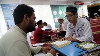 Selain iktikaf 30 hari, ada juga program lainnya, di antaranya tarawih berjamaah, tahajud berjamaah, bimbingan belajar Alquran atau klinik Alquran 24 jam, serta kajian tafsir ayat-ayat malam Ramadan, yaitu surat Al-Qadr.