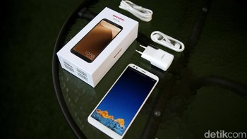 Kelengkapan yang akan didapat di kemasan selain ponsel meliputi kabel, charger, earphone, dan tentu saja buku manual serta garansi. Foto: Muhammad Ridho