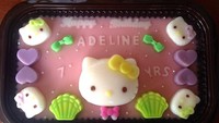 Puding yang satu ini terlihat sangat menggemaskan. Puding berewarna merah muda ini dibuat dengan berbagai hiasan bentuk kepala karakter Hello Kitty. Foto: Instagram @chrystallie_pudding