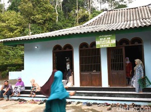 Masjid Saka Tunggal dan Mitologi Kera Kutukan yang Melegenda