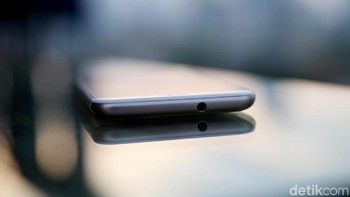 Sharp A2 Lite dijual di Indonesia dengan pilihan warna hitam serta gold dengan harga Rp 2,2 juta di situs JD. Foto: Muhammad Ridho