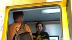 Tukar Uang Siang-siang Bikin Adem, Lihat Teller Bank Cantik