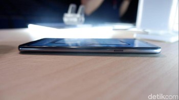 Layar ini menggunakan teknologi LCD Super Bright Display yang diklaim tetap dapat menampilkan gambar baik meski digunakan di bawah sorot sinar matahari langsung.  (Foto: detikINET/Adi Fida Rahman