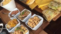 Sedang ada di Dubai. Fatih pun menikmati sajian sarapan yang nikmat khas Arab. Yummy! Foto: Instagram @therealfatih