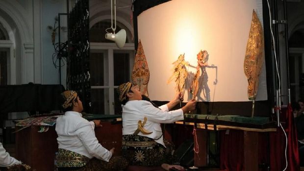 Ki Anom Suroto dan Ki Bayu Aji pada pagelaran budaya Indonesia di Tchaikovsky Moscow State Conservatory, 19 Mei 2018