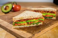 Wanita Ini Klaim Temukan Silet Dalam Sandwich Untuk Dapatkan Uang dari Restoran