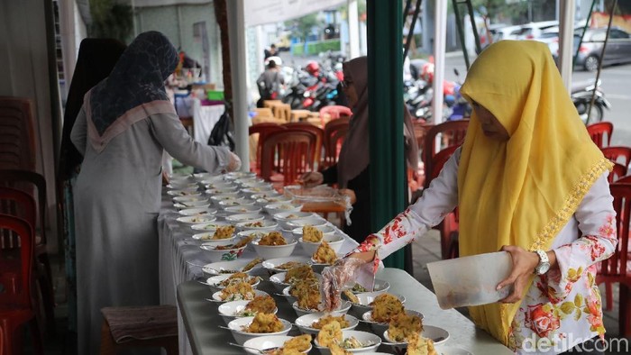 Sehari di Masjid An Nahl

Sejumlah umat muslim memadati masjid An Nahl yang terletak di BSD, Tanggerang, Banten, Kemarin. Masjid ini melaksanakan ibadah itikaf selama 30 hari selama bulan ramadan dengan cuma-cuma. Grandyos Zafna/detikcom

Breaking news :

Bagi anda yang mau itikaf selama 30 Hari di bulan Ramadhan silahkan bisa langsung merapat ke Masjid Annahl The Icon BSD City. 
Semua tersedia secara Gratis dan Terbuka untuk Umum.

Keunggulan Masjid Annahl :
- Free 100%
- Gratis takjil saat berbuka puasa (kurma, snack, dll)
- Gratis makan malam dan sahur
- Gratis Teh Pucuk 
- Gratis milo, capucino, kopi hitam tinggal tekan tombol otomatis keluar sendiri
- Gratis Laundry selama itikaf
- Bimbingan belajar Alquran 24 Jam Setiap Hari selama Ramadhan (Klinik Quran)
- Setoran Hafalan atau Murojaah ke Hafizh 30 Juz
- Dauroh Alquran Sabtu dan Minggu (Aqua)
- Kajian Tafsir Ayat-ayat malam Ramdhan setiap Sabtu-minggu (bada ashar)
- Sholat Tahajjud 1 Juz/malam
- Tempat AC, bersih dan nyaman
- Free Wifi 24 Jam
- Sholat Tarawih & Tahajjud bersama Imam-imam Juara Internasional  dan Hafizh muda dengan suara merdu (Ust. Faisol Ilahi, Ust. Taqy Malik, Ust. Ibrohim Elhaq, KH. Agus Said dan H. Ayatullah).


Segara daftar di www.annahlbsdcity.com atau bisa langsung ke lokasi. Masjid An Nahl The Icon BSD City.

Bagi yang berinfak bisa langsung ke kotak infak yang tersedia atau transfer melalui rekening yang di website Annahl.

The Icon Bsd City, Ruko Horizon Broadway M5 No. 3, Jl. Horizon Broadway, Sampora,  Cisauk, Sampora, Cisauk, Tangerang, Banten 15345
085694960750