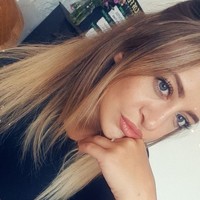 Ketika kecil, aku tidak pernah dibuat merasa berbeda oleh keluarga dan teman-temanku karena sumbingku tidak pernah jadi pembicaraan besar, tapi di sekolah berbeda karena itu ditonjolkan oleh anak-anak lelaki yang menindasku karena hidung dan wajah yang datar, kata Laura Hawkes dilansir Dailymail. Foto: Instagram Laura Hawkes