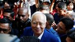 Senyum Najib Razak Saat Akan Ditanyai Komisi Antikorupsi
