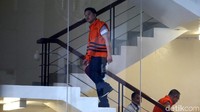 Bapak-anak tersebut ditangkap dalam operasi tangkap tangan (OTT) KPK beberapa waktu lalu terkait uang suap yang diterima Adriatma untuk keperluan kampanye Asrun di Pilkada Sultra.